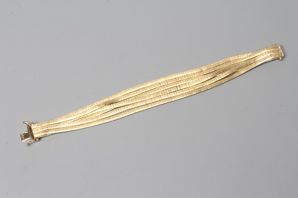 A MATT EFFECT SIX STRAND SQUARE LINK BRACELET with slide fastener, stamped 585, OR, 765, 50.1g Image