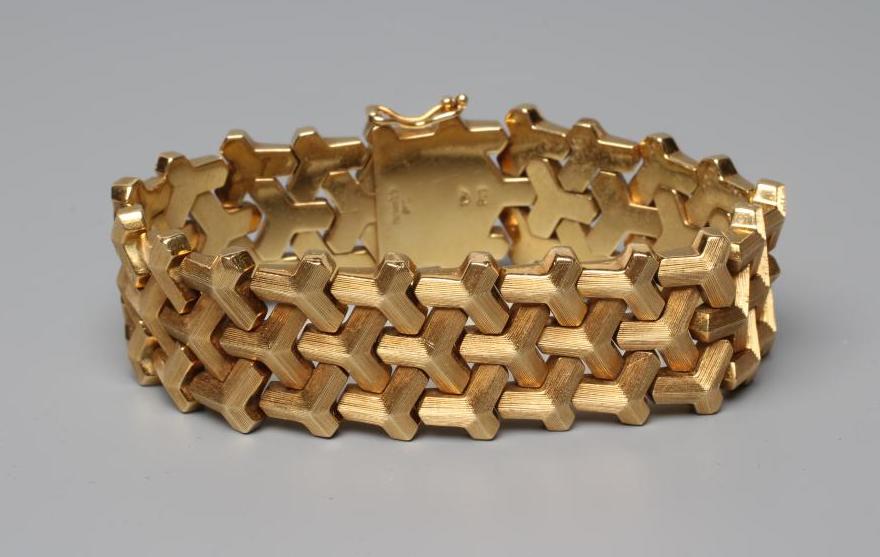 AN 18CT GOLD BRACELET, with matt trefoil links and slide clasp, London import marks 1968, stamped Image