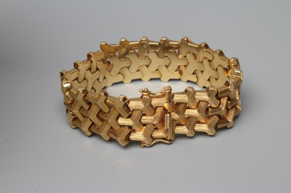 AN 18CT GOLD BRACELET, with matt trefoil links and slide clasp, London import marks 1968, stamped Image
