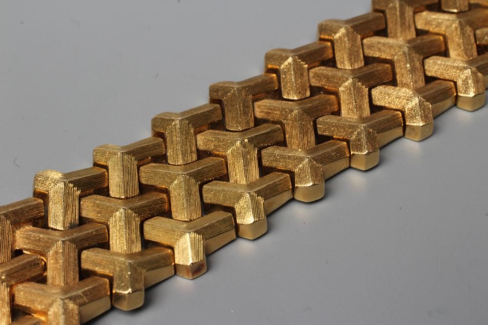AN 18CT GOLD BRACELET, with matt trefoil links and slide clasp, London import marks 1968, stamped Image