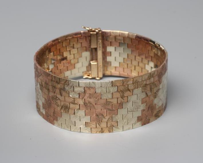 A 9CT TRI-COLOUR GOLD BRICK LINK BRACELET, sponsor's PP&P, London 1971, 56g (Illustrated) (Est. plus Image