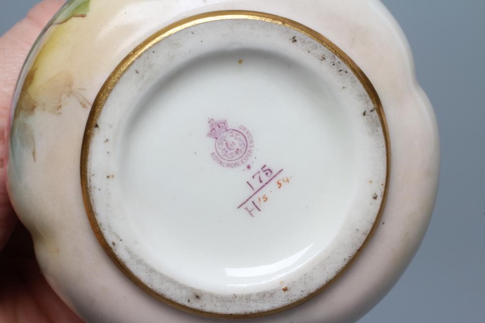 A ROYAL WORCESTER CHINA POT POURRI AND COVER Image