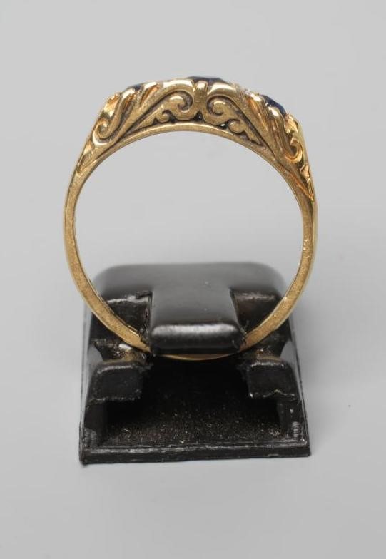 A SEVEN STONE SAPPHIRE AND DIAMOND RING, with carved scroll shoulders and plain 18ct gold shank, Image