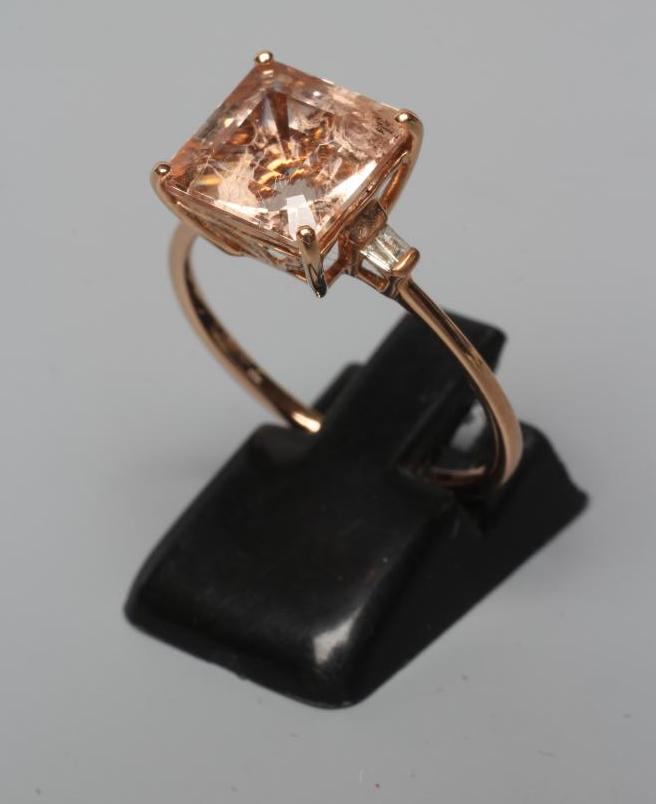 A MORGANITE DRESS RING Image
