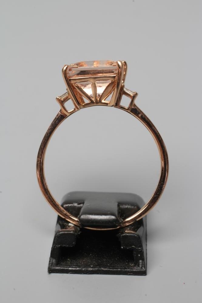 A MORGANITE DRESS RING Image