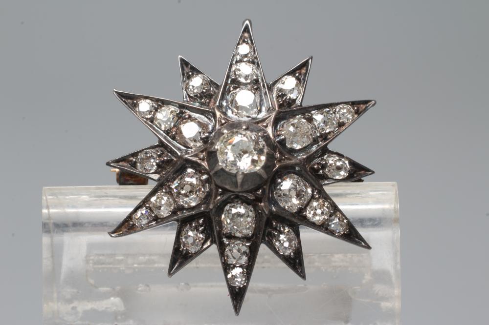 A DIAMOND STAR BROOCH Image