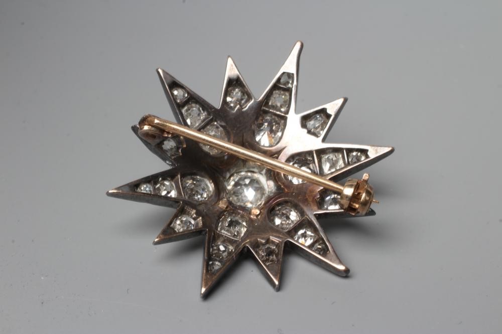 A DIAMOND STAR BROOCH Image