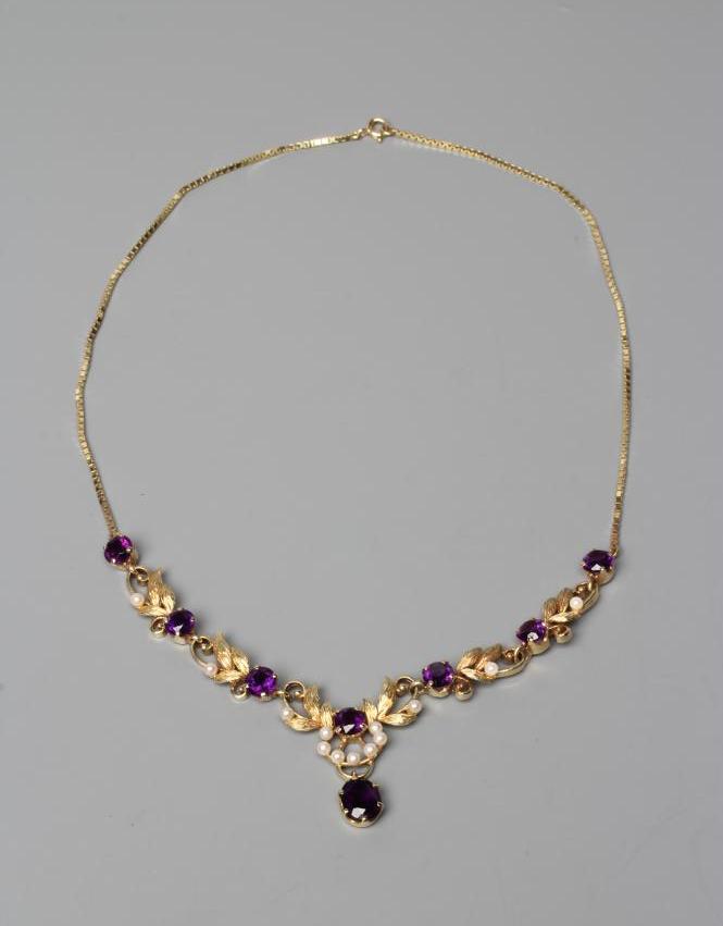 AN AMETHYST NECKLACE Image