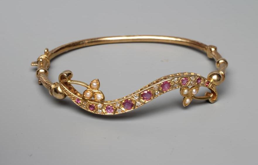 AN EDWARDIAN STIFF HINGED BANGLE Image