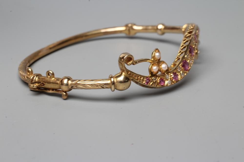 AN EDWARDIAN STIFF HINGED BANGLE Image