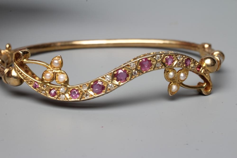 AN EDWARDIAN STIFF HINGED BANGLE Image