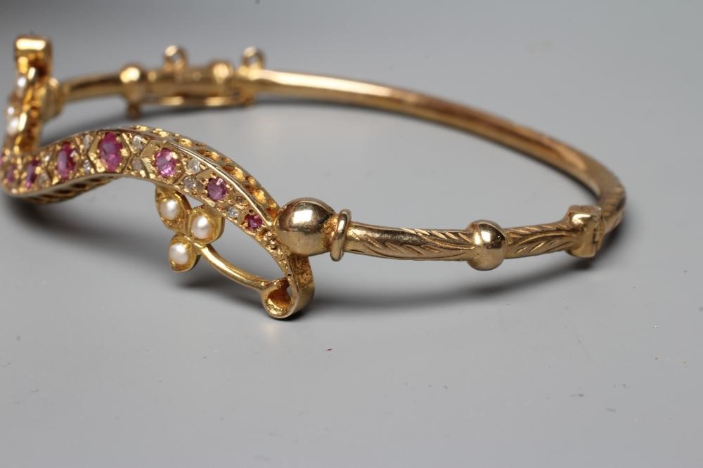 AN EDWARDIAN STIFF HINGED BANGLE Image