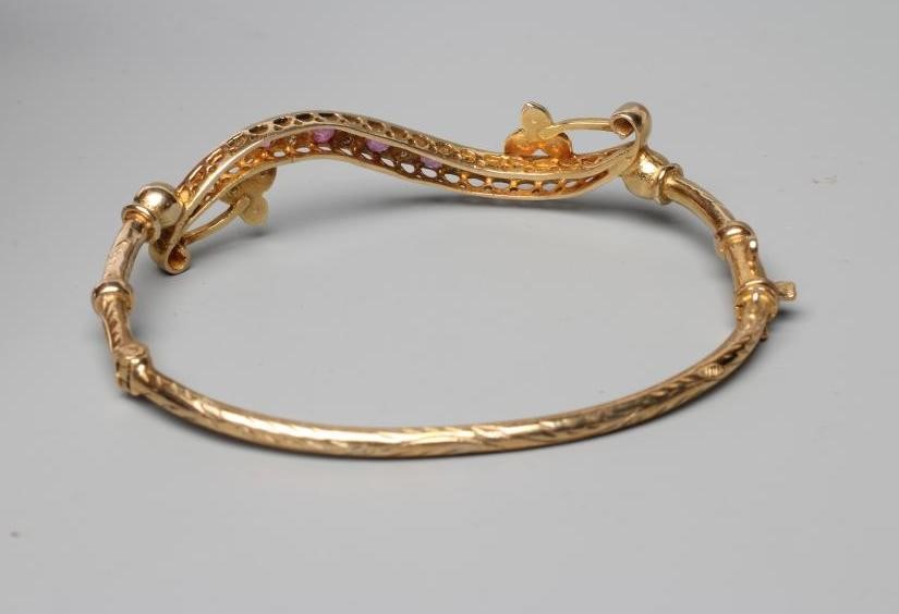 AN EDWARDIAN STIFF HINGED BANGLE Image
