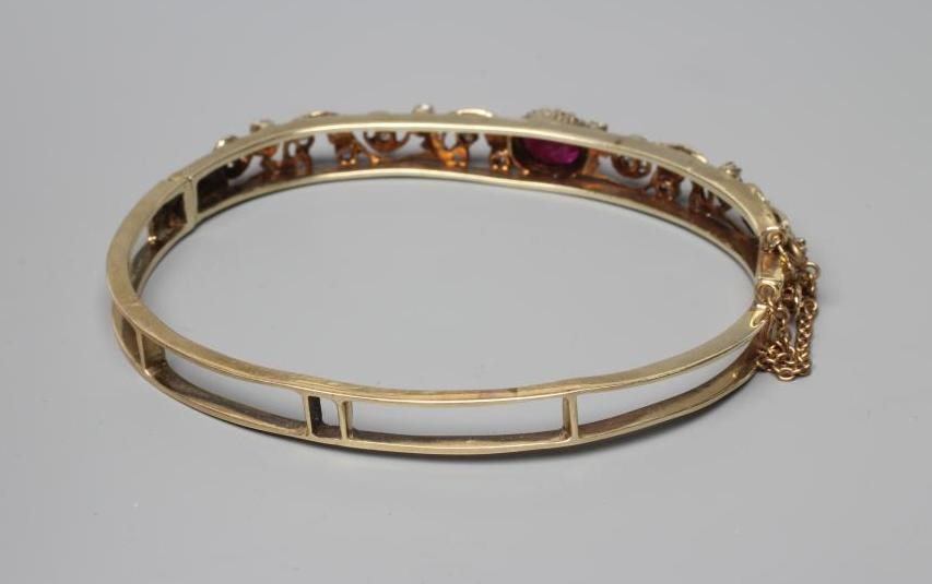 A STIFF HINGED BANGLE Image