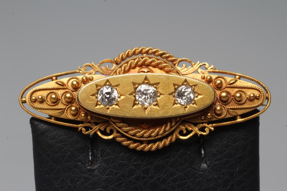 AN EDWARDIAN 15CT GOLD BROOCH of quatrefoil form Image
