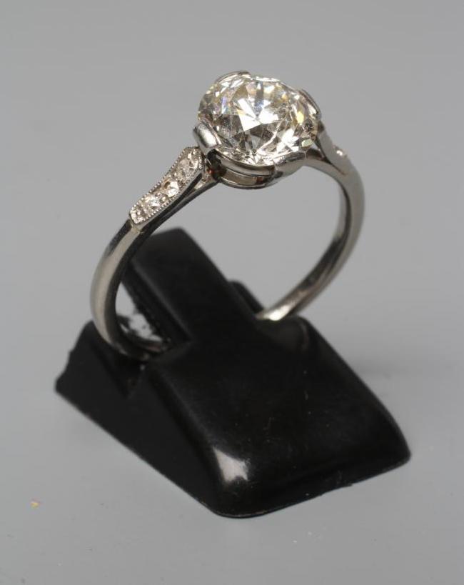 A SOLITAIRE DIAMOND RING Image