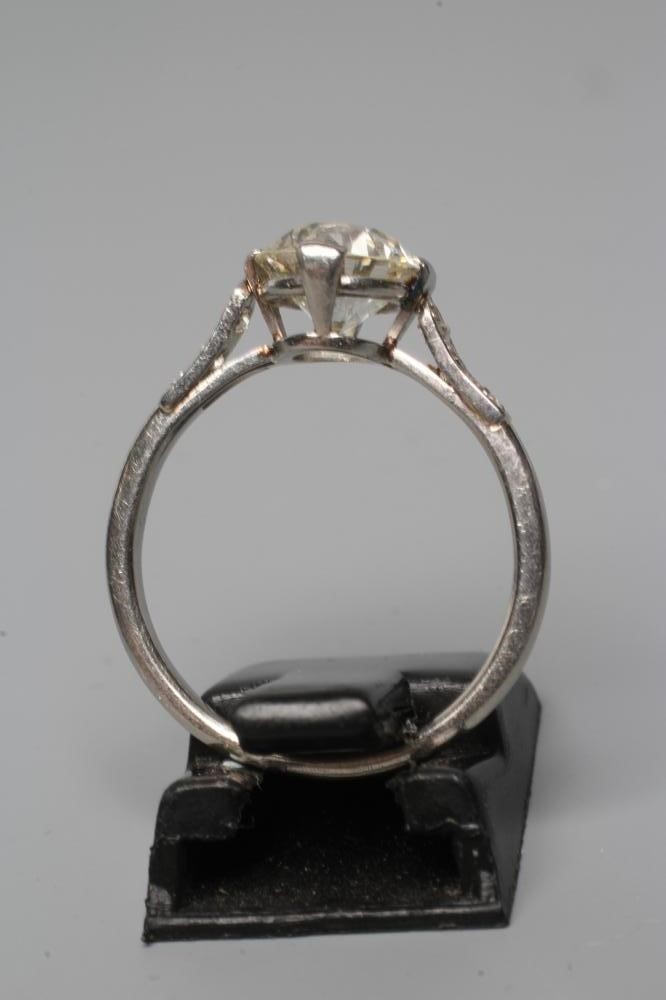 A SOLITAIRE DIAMOND RING Image