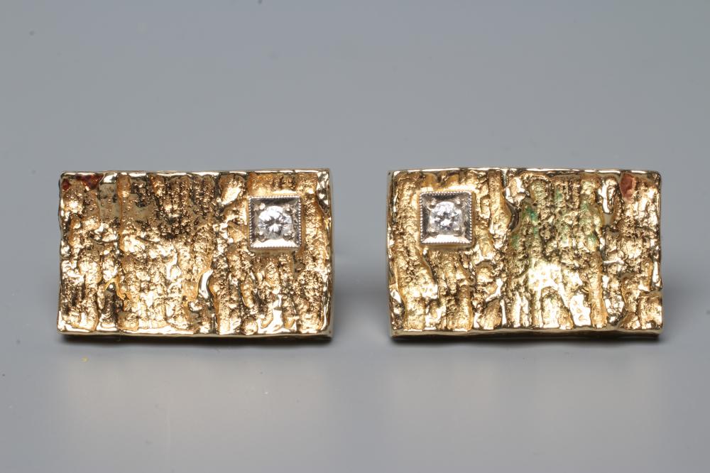 A PAIR OF CUFFLINKS Image