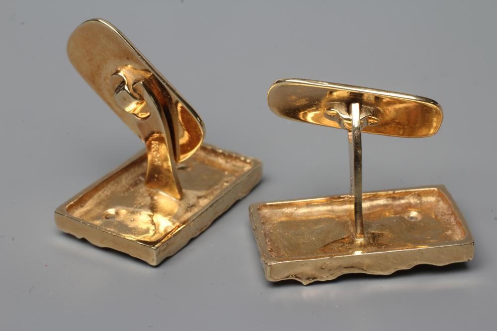 A PAIR OF CUFFLINKS Image