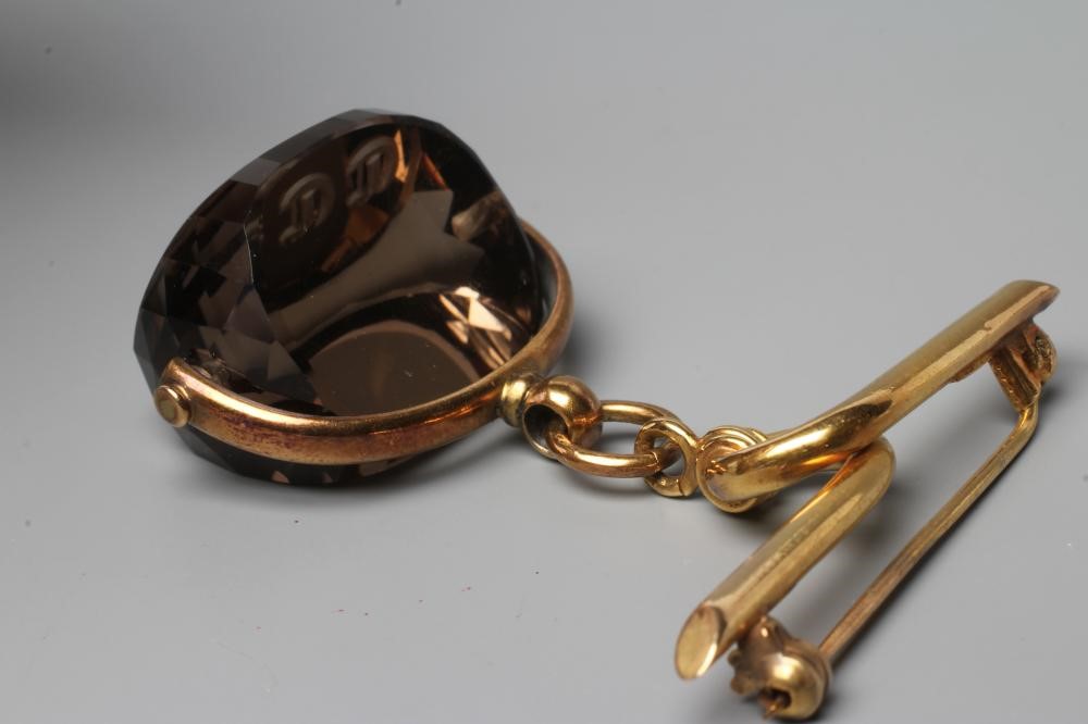A LATE VICTORIAN SWIVEL FOB, the facet cut topaz(?) engraved with initials, on a plain mount, Image