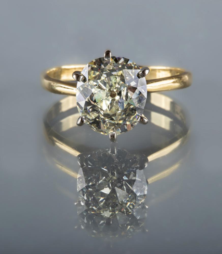 A SOLITAIRE DIAMOND RING Image