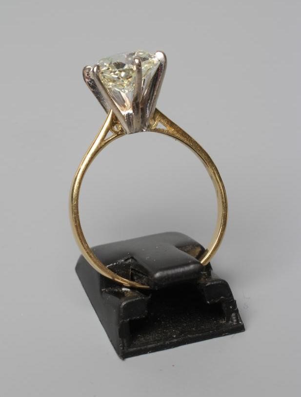 A SOLITAIRE DIAMOND RING Image