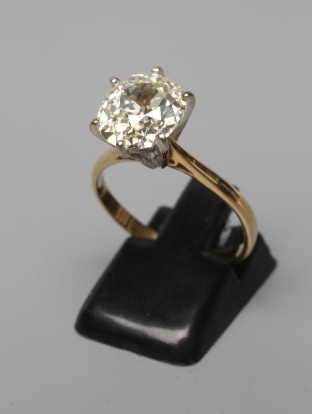 A SOLITAIRE DIAMOND RING Image