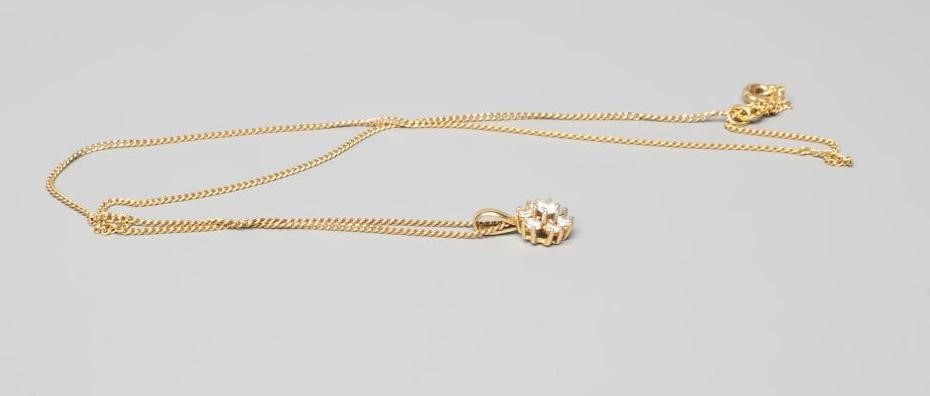 A DIAMOND CLUSTER PENDANT to match the previous lot, on a fine chain necklace (Est. plus 24% premium Image