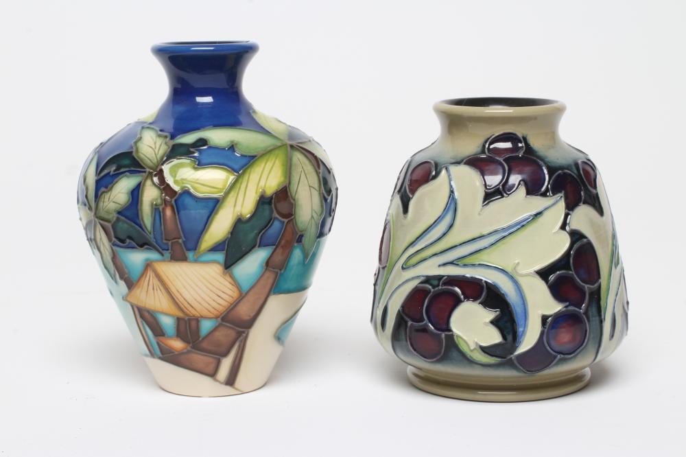 A MOORCROFT POTTERY SMALL VASE Image