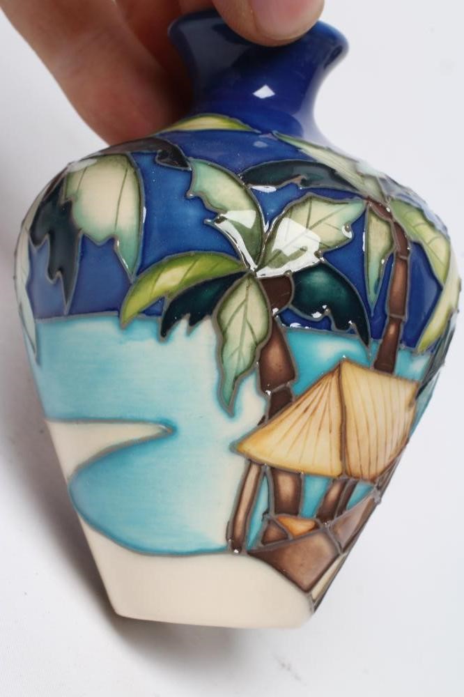 A MOORCROFT POTTERY SMALL VASE Image