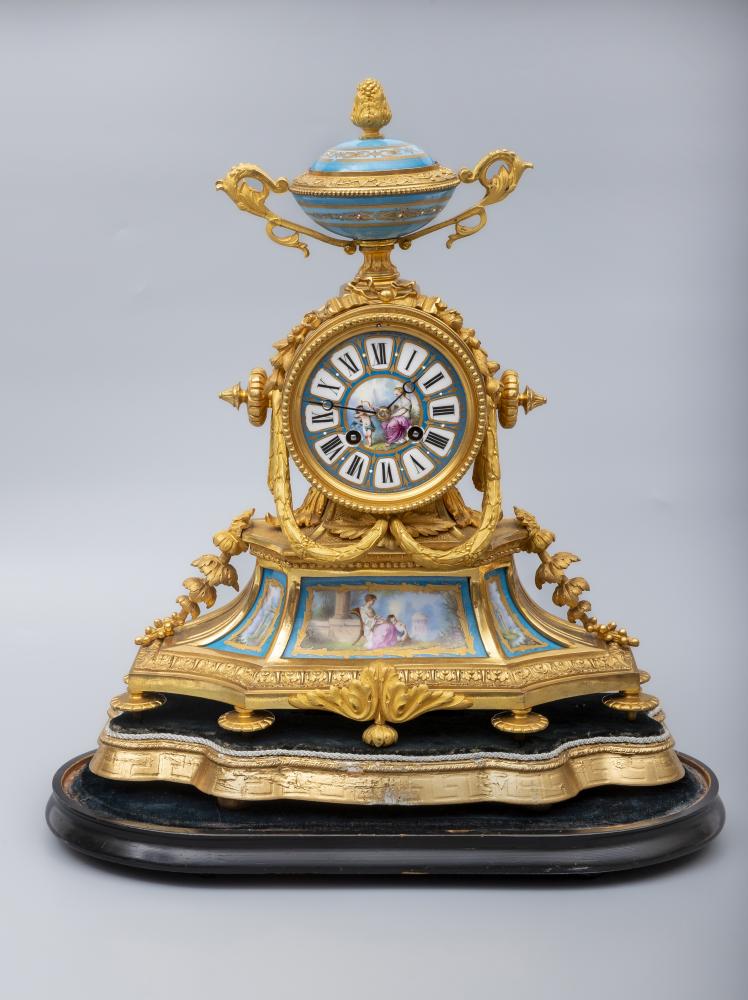 A FRENCH GILT METAL AND PORCELAIN MANTEL CLOCK Image