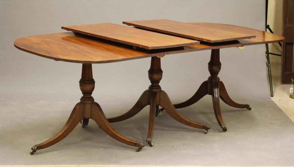 A MAHOGANY EXTENDING THREE PILLAR DINING TABLE of Georgian design Image