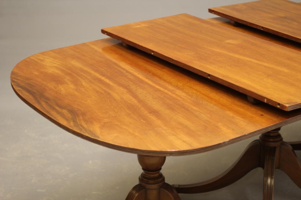 A MAHOGANY EXTENDING THREE PILLAR DINING TABLE of Georgian design Image