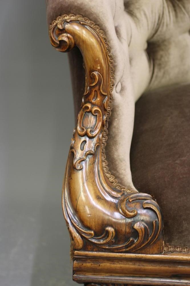 A VICTORIAN WALNUT FRAMED CHAISE LONGUE Image