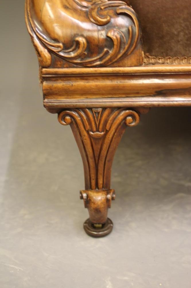 A VICTORIAN WALNUT FRAMED CHAISE LONGUE Image