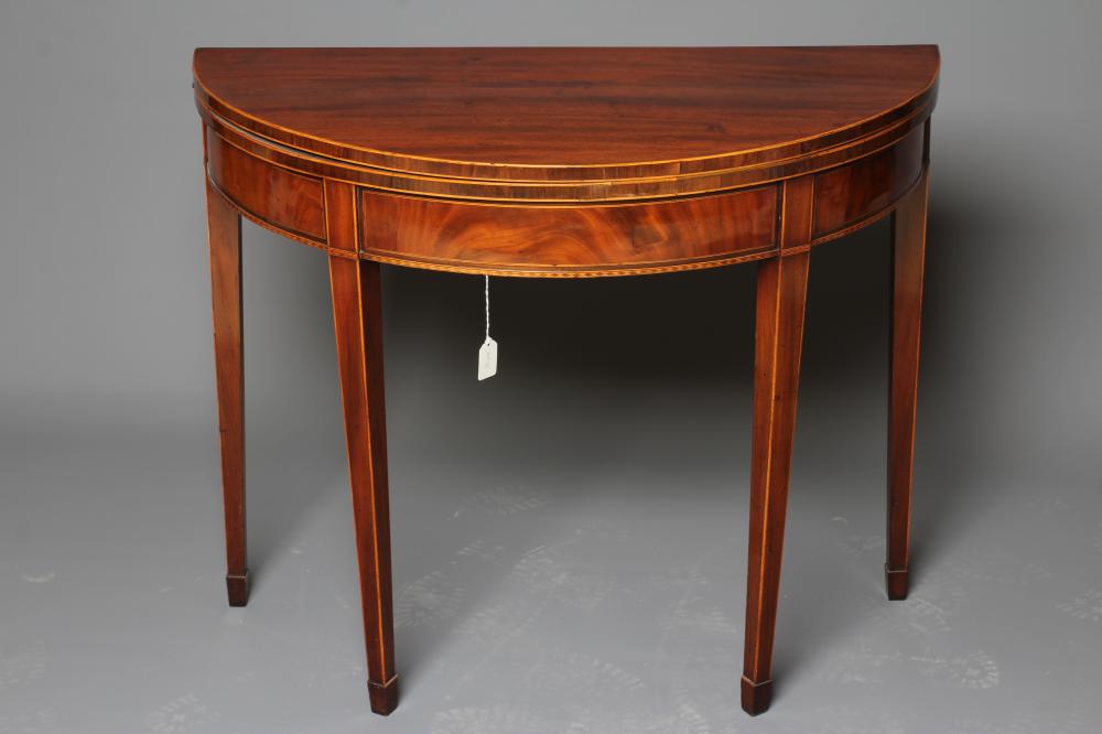A GEORGIAN MAHOGANY TEA TABLE Image