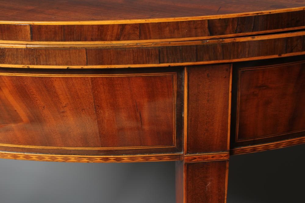 A GEORGIAN MAHOGANY TEA TABLE Image