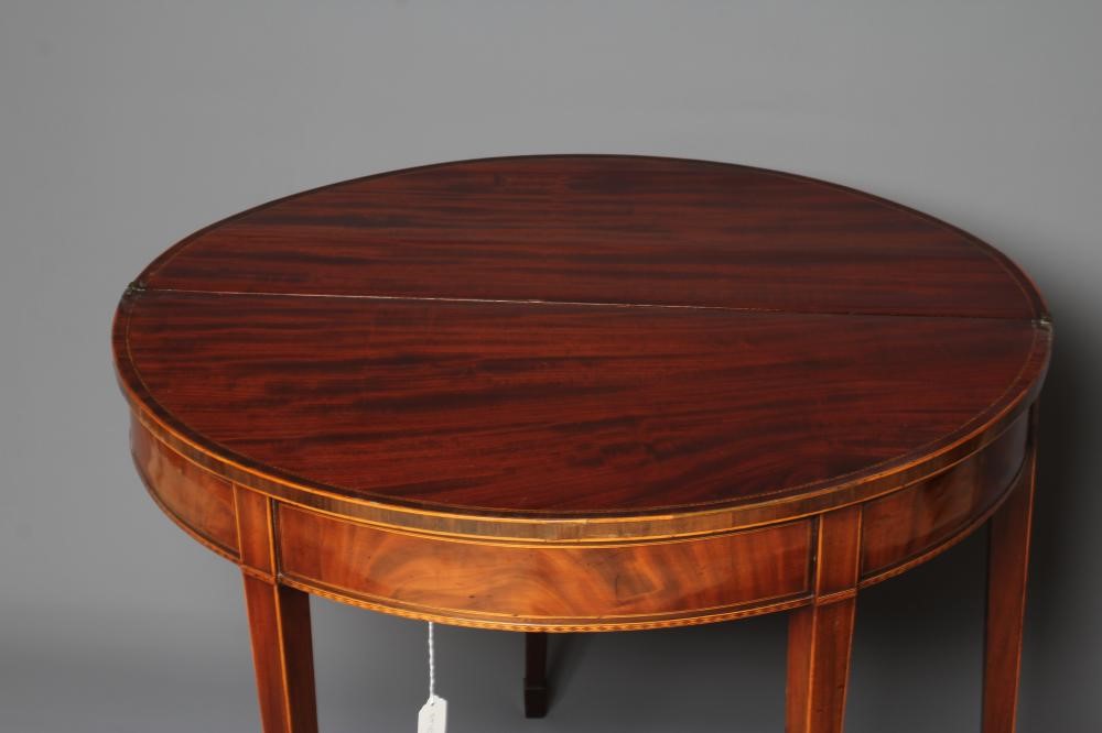 A GEORGIAN MAHOGANY TEA TABLE Image