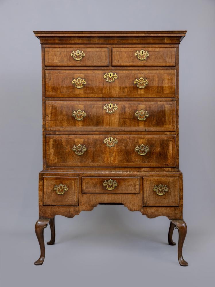 A GEORGIAN WALNUT CHEST ON STAND Image