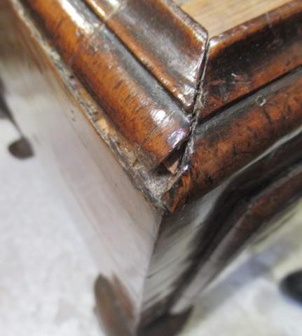 A GEORGIAN WALNUT CHEST ON STAND Image