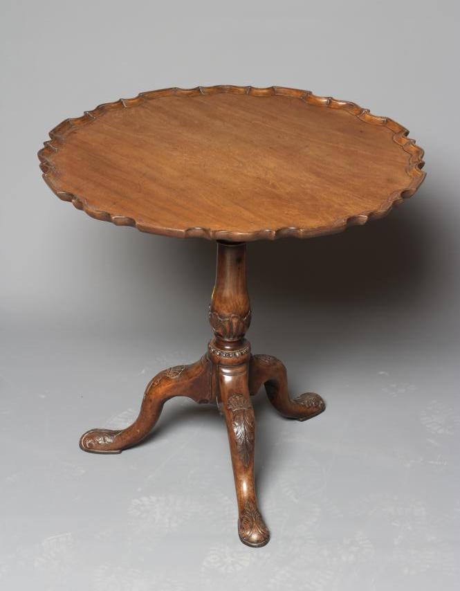 A GEORGIAN MAHOGANY TRIPOD TABLE Image