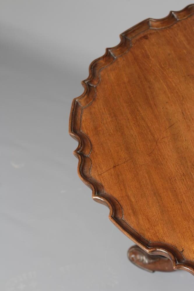 A GEORGIAN MAHOGANY TRIPOD TABLE Image