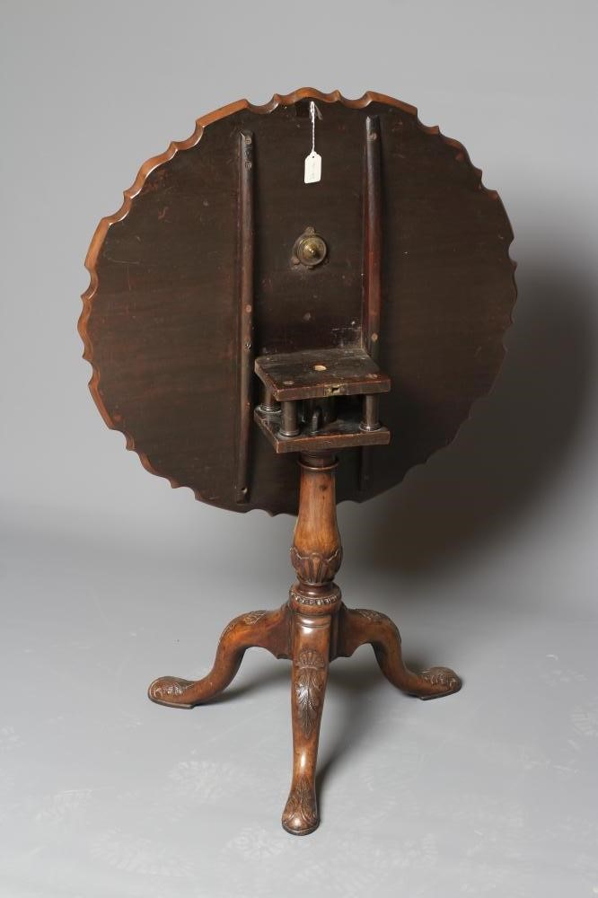 A GEORGIAN MAHOGANY TRIPOD TABLE Image