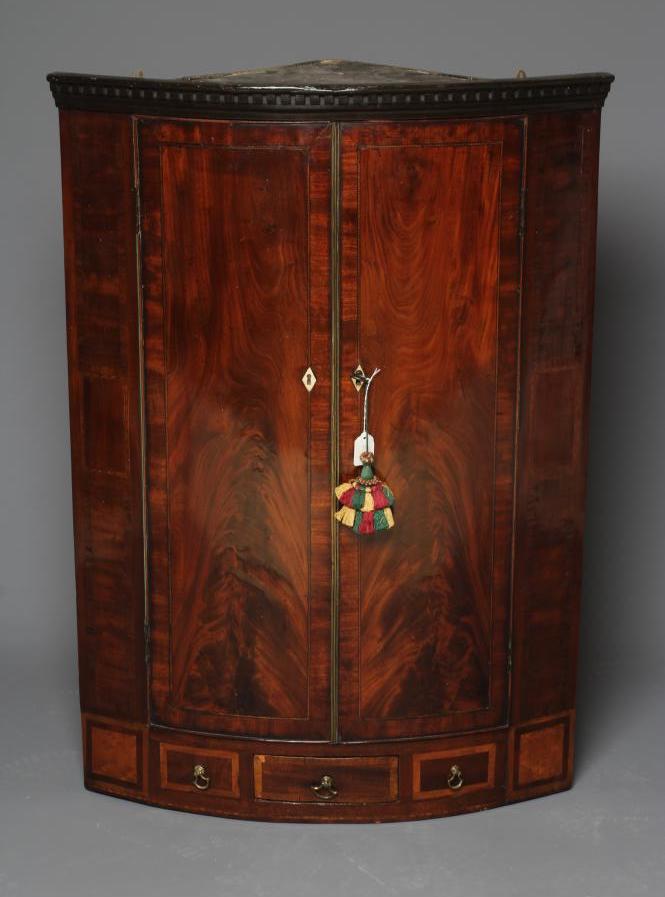 A GEORGIAN MAHOGANY CORNER CUPBOARD Image