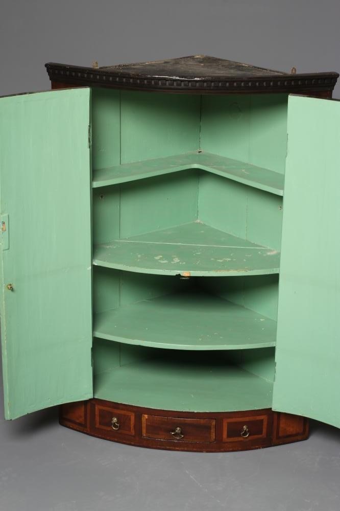 A GEORGIAN MAHOGANY CORNER CUPBOARD Image