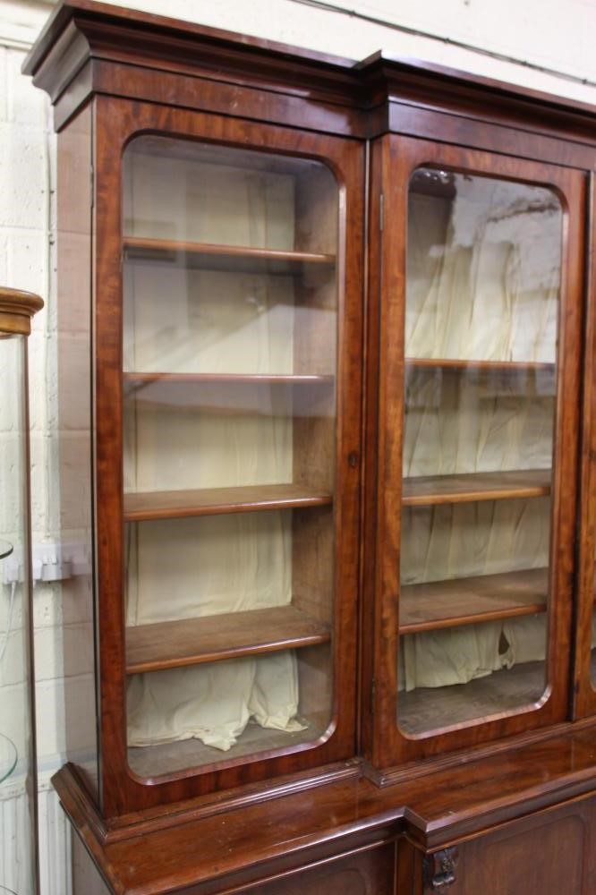 A VICTORIAN MAHOGANY BREAKFRONT LIBRARY BOOKCASE Image