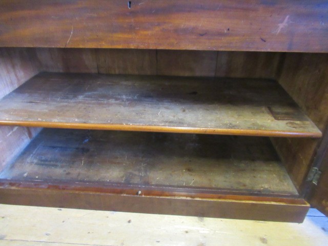 A VICTORIAN MAHOGANY BREAKFRONT LIBRARY BOOKCASE Image