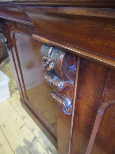 A VICTORIAN MAHOGANY BREAKFRONT LIBRARY BOOKCASE Image