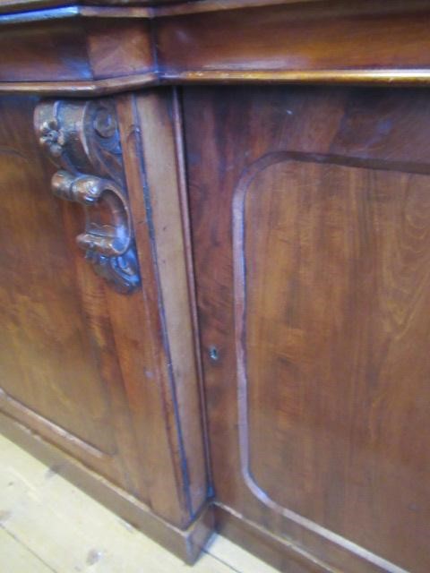 A VICTORIAN MAHOGANY BREAKFRONT LIBRARY BOOKCASE Image