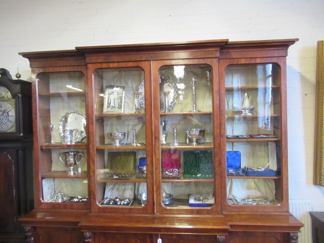 A VICTORIAN MAHOGANY BREAKFRONT LIBRARY BOOKCASE Image